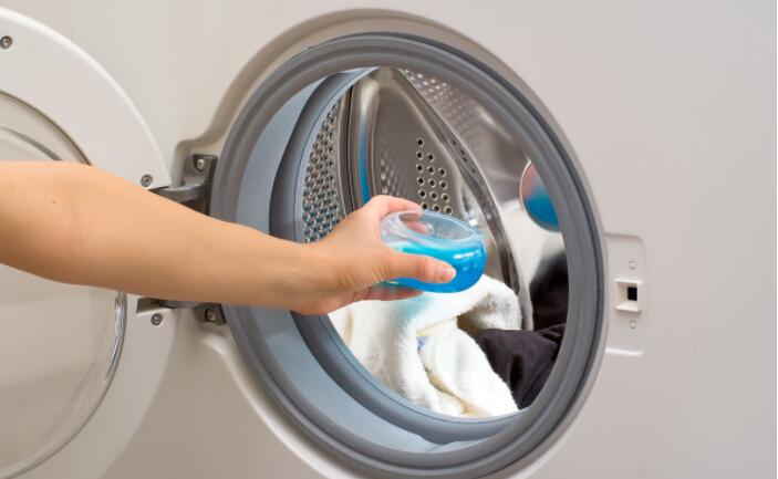 滚筒洗衣机怎么清理里面的脏东西？